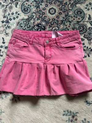 Snygg rosa volang jeanskjol  - Super fin 💞