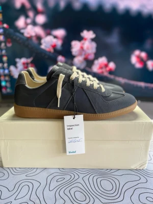 Maison Margiela Gats Navy - Säljer dessa riktigt snygga Vinted verifierade Maison Margiela Gats i storlek 44! Skorna är gjorda i skinn och mocka. Skorna har färgen Navy och är i mycket fint skick! Säljer dem eftersom dem var lite för stora! Hör av er ifall ni har några frågor eller liknande! ⭐️
