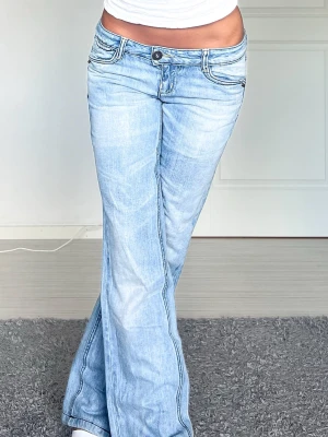 Jeans - Midjemått: 37cm rakt över, innerbenslängd: 80cm 💗