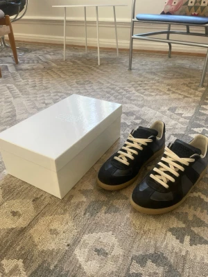 Maison Margiela Gats - Säljer mina svarta Maison Margiela skor då de är för små för mig. Endast använda ett fåtal gånger och är därför i nyskick. Allt og medföljer. Storlek: 43. Färg: svart. Mitt pris: 3999 kr. Hör av er för fler bilder eller vid funderingar!