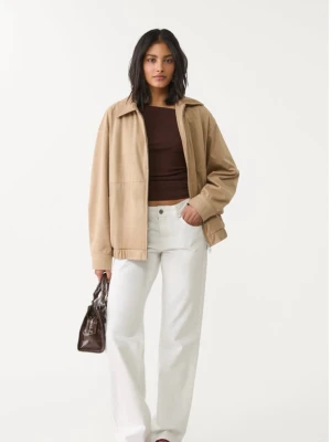 Vita raka jeans - Säljer ett par vita jeans med rak passform.  Jeansen har klassisk femficksdesign och stängs med knapp och dragkedja. Perfekta för en clean och fräsch look året runt. Jeansen är även endast använda en gång!
