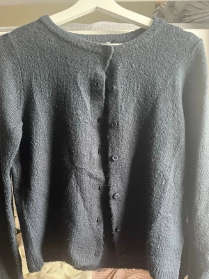 Mörkblå stickad kofta - Mysig mörkblå stickad kofta med knäppning fram till. I storlek XS från lager 157!💕