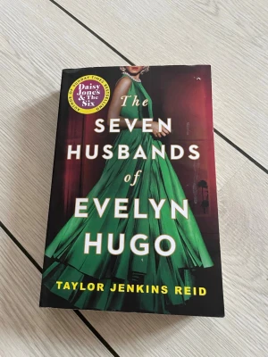 Seven husbands bok - Läst, helt okej skick, lite skavd🥰