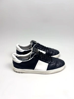 Valentino Garavani Flycrew  - Valentino Garavani Flycrew Sneaker | Modell: Flycrew Läder | Skick: Använt men bra skick | Nypris: 7499 kr | Storlek: 42 | Nitar: 1 saknas på höger sko, 2 på vänster (går enkelt att köpa nya nitar!) | Endast skorna medföljer | Hör av dig vid minsta fundering 📦