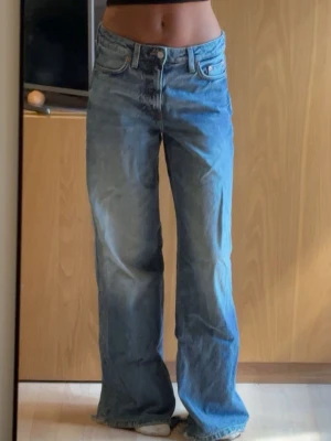 Blåa baggy jeans från weekday  - Snygga jeans från weekday i strl 34. Lite slitna ner till men i bra skick! Skriv för fler bilder❤️