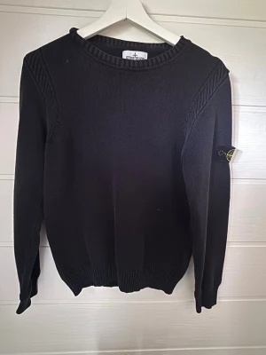 Stone Island - Säljer min tvär goa Stone Island stickade tröja den passar xs  köptes på nk i göteborg på barn/herr avdelninge för 2595kr har knappat kommit till användning då jag växte ur den rätt snabbt så den har mest legat i gaderoben vill gärna att den ska hitta en ny ägare för rätt pris självklart går pris att diskuteras! 😊sjävklart äkta ✅