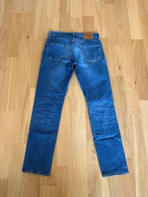 Levis jeans  - Ett par Levis jeans med sjukt fin tvätt och till ett riktigt fyndpris! Byxorna är i storlek 29/32 Och har innebens längd på 75cm och midja sida till sida på 38cm. Byxorna är i fint skick utan några konstigheter. Skulle det vara några frågor så skriv annars fritt fram att köpa! (Postar inom 24h)