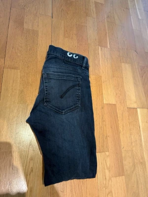 Dondup George - Äkta Dondup jeans som är köpta på Nk i Göteborg. Byxorna är köpta för 3599kr och kvitto finns vid intresse.