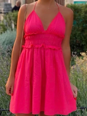 Rosa Zara klänning  - Kort rosa Zara klänning som man kan bära på två sätt!! Helt ny med lappen kvar! Kika gärna in mina andra plagg, vill bli av med så mycket som möjligt 💗