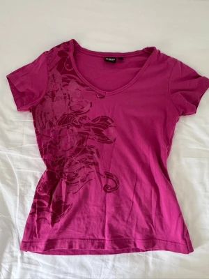 Rosa t-shirt med tryck  - Rosa t-shirt från ESP Esprit Sports med tryck på ena sidan. Fläck syns på tredje bilden. På sista bilden syns hur jag sytt tröjan tajtare vid midjan. 