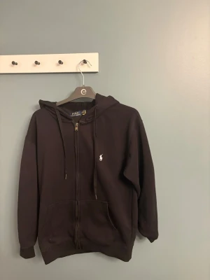 Ralph lauren zip hoodie - Svart zip hoodie från Ralph lauren sitter som en S.