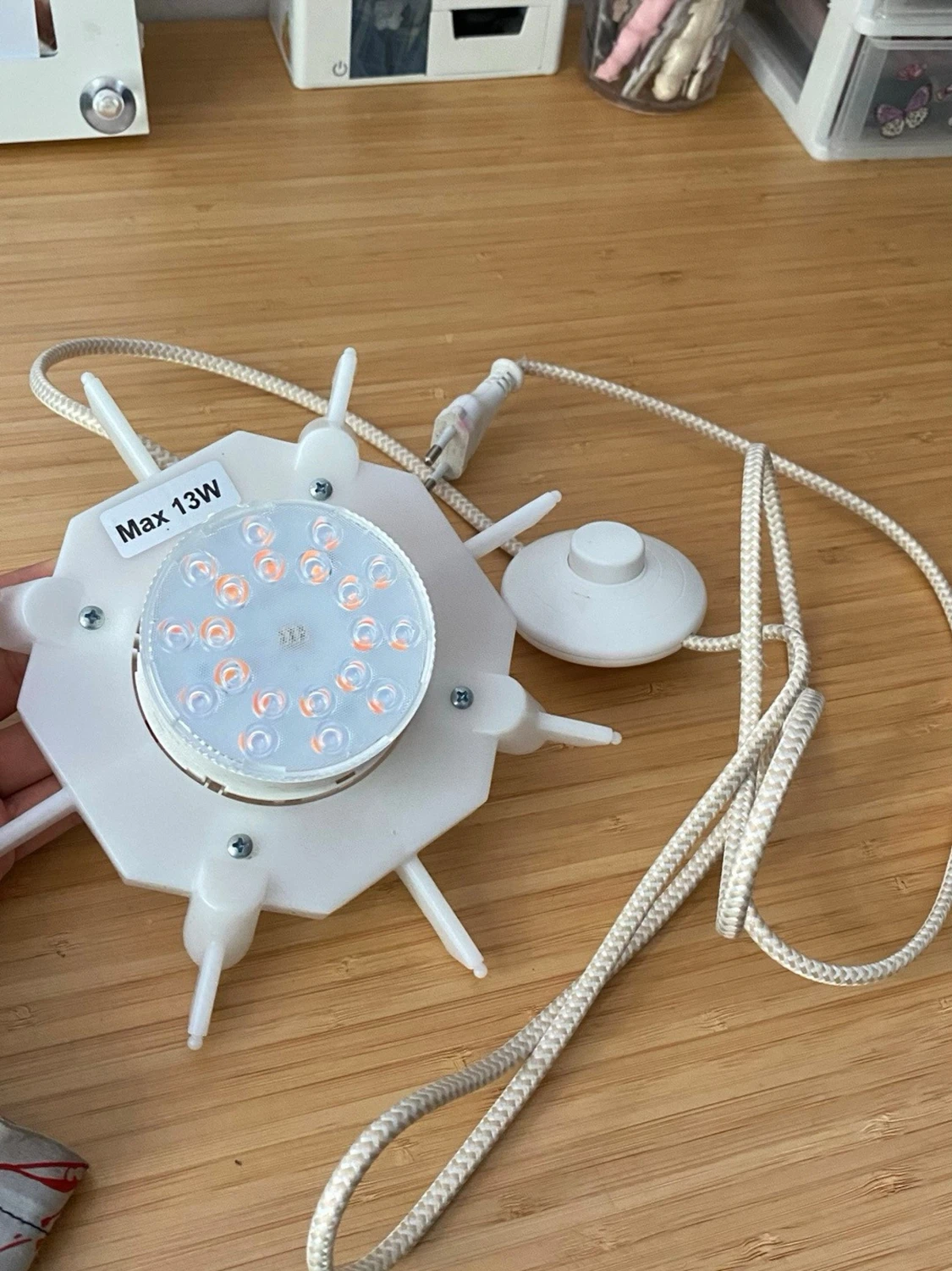 Vit LED-lampa med sladd och dimmer