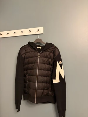 Moncler cardigan - Riktigt snygg moncler cardigan som går perfekt att ha till höst och varmare vinterdagar. Storlek M men passar S