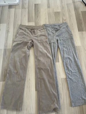 Juicy couture byxor  - Juicy couture byxor i beige och grå. Båda är i storlek xs och använts en del. Har inga defekter förutom på J märket på fickorna och att den silver grejen har lossnat på de gråa snörena.   Postar mellan 1-3 dagar efter köp.   Hör gärna av dig om du har frågor eller vill ha fler bilder!