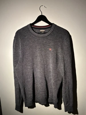 Napapijri crewneck - Grå stickad Napapijri crewneck storlek L, litet hål på ena ärmen 