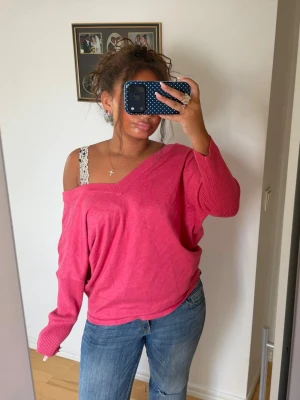 Rosa oversized stickad tröja - Säljer denna jättefina, rosa, stickade, oversize tröjan som man kan ha offshoulder🩷
