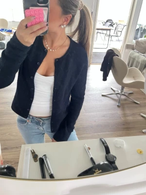 Mörkblå stickad kofta - en så fin stickad kofta från gina tricot i mycket bra skick. perfekt till hösten och passar till allt🥰 storlek: XS