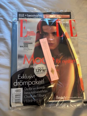 ELLE magasin septembernummer - Krämig highlighter i stickformat från Charlotte Tilbury. I färgen pillow talk medium. Har duttat ytterst lite på handen. Kan sälja utan magasinet och då blir troligtvis frakt billigare om så önskas🥰