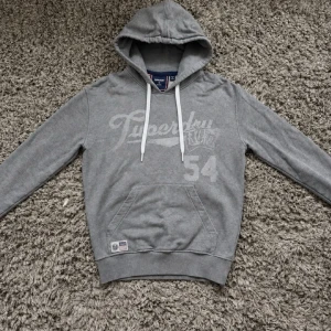 Superdry Hoodie ~ Vintage - Säljer denna feta Superdry hoodien i mycket fint skick!🙌Passar XS /// Hör gärna av er om ni har funderingar!👏