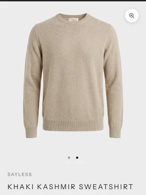 Beige kashmirtröja från Sayless - Snygg stickad cashmere tröja från sayless i nyskick, enbart använd ett par gånger 