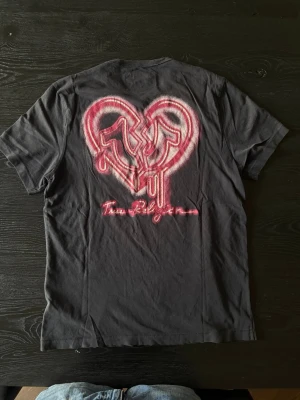 Grå True Religion T-shirt - Cool true religion t-shirt. Passar S/M