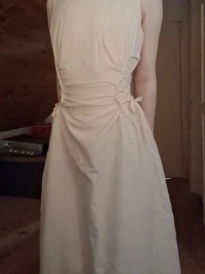 Cottagecore Dress - There are endless princess/Larp oportunities with this dress, needs ironing but ive never worn it outside the trying in my room. You tighten it in the sides, it would fit great on its own as a summer dress or with a corsette. ♡