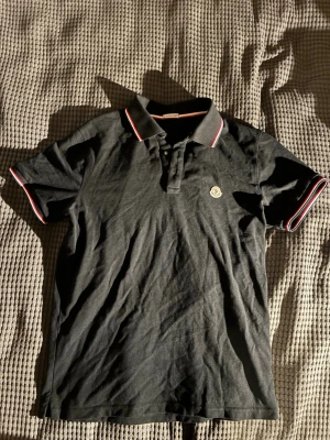 Svart Moncler piké  - Snygg piké från Moncler i ett utmärkt skick, strl M, hör av dig vid frågor!😊