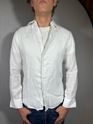 Uniqlo Linné skjorta XS - Hej och välkommen till byTorén. Detta är en Linné skjorta från Uniqlo i storlek XS med normal passform. Modell på bild är ca 182, 67kg. Plagget är i bra skick utan några defekter. Tveka inte på att höra av dig, även om det skulle vara minsta lilla;) 