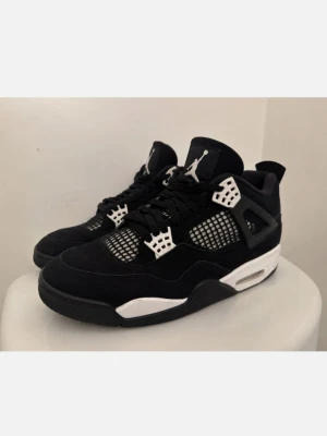 Air Jordan 4 white thunder  - Hej säljer ett par 100% äkta Jordan 4 white thunder. De är eu storlek 44 och Us size 10. De har har blivit authenticated av en autenticater. De har ingen box. Jag säljer för att de var för små för mig.