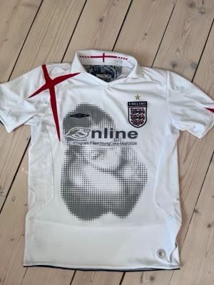 Umbro Young Cake Mod Nline England Fotbollströja - Storlek M