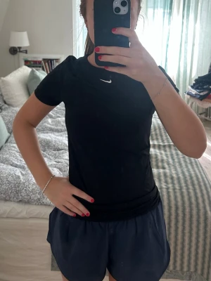 Svart träningströja nike - Kortärmad basic träningströja från nike