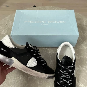 Philippe Model sneakers - Sjukt feta och trendiga Philippe model skor! Perfekta nu inför skolstart! 9/10 skick, knappt använda. Nypris cirka 4000! Tveka inte om du har frågor eller funderingar. 