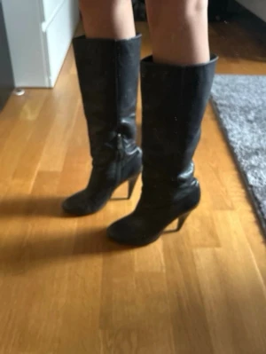 läder boots - svarta läder stövlar med klack, storlek 38