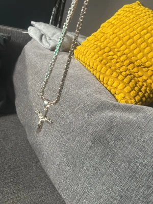 Silver kedja  - Säljer detta då jag inte använder längre korset kostar 2500kr nypris äkta silver 925 och kedjan kostar 3500kr nypris äkta 925 silver kan mötas upp 