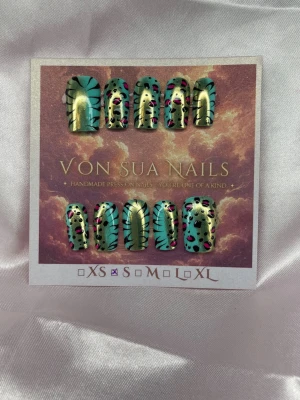 Slash (S);Short Square - Unika handgjorda press-on naglar i en cool mix av metallic guld, turkos och svart med tiger-leopardmönster och rosa detaljer. Naglarna har en kistformad design och kommer i storlek S: 15 mm, 11,5 mm, 12 mm, 11 mm, 9 mm  . Perfekt för dig som vill sticka ut med ett kreativt och färgstarkt nagelset.