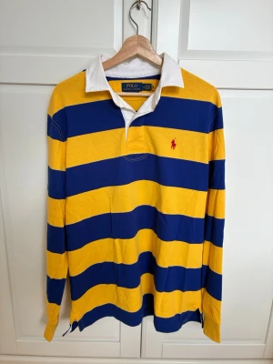  Ralph Lauren tröja  - Ralph Lauren rugby tröja. Aldrig använd. Nypris ca 2700kr!