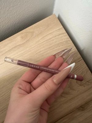 Ljusbrun läppenna från Lumene - Ljusbrun läppenna från Lumene, Luminous Color Lipliner. Pennan har en mjuk, krämig formula och kommer med genomskinligt plastlock. Perfekt för att definiera och forma läpparna med precision.