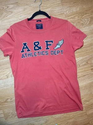 Rosa t-shirt från Abercrombie & Fitch - Mått: L70 B42