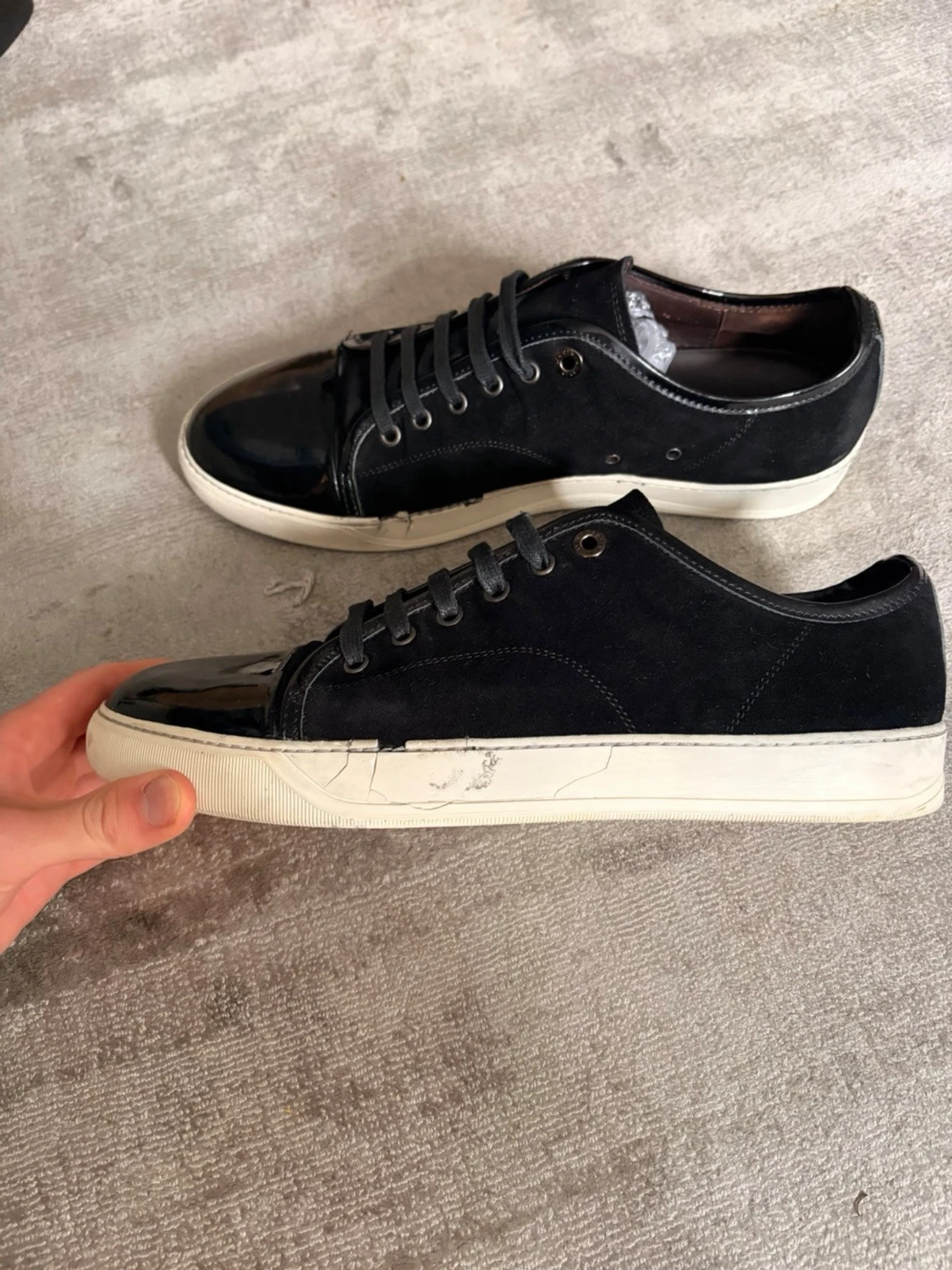 Svarta sneakers med lackdetaljer - 2