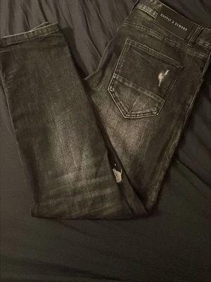 Supply Demand jeans - feta svarta supply demand. knapt avänd och inget fel med dom. skriv om interserad, priset kan sänkas lite.