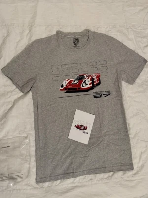 Porsche T-shirt - Storlek L men kan även passa M.