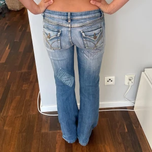 Coola jeans - Coola jeans med blommor och lite andra söta detaljer