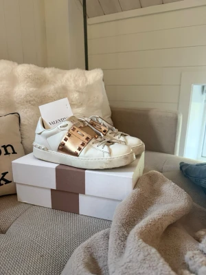 Valentino skor  - Valentino’s i storlek 39,5. Lite slitna då de är använda men skorna är fortfarande fina i skick!! Allt på bilden ingår, kvitto finns!! Säljs pågrund av att de är försmå för mig💓 vid snabbt köp kan priset sänkas!! 