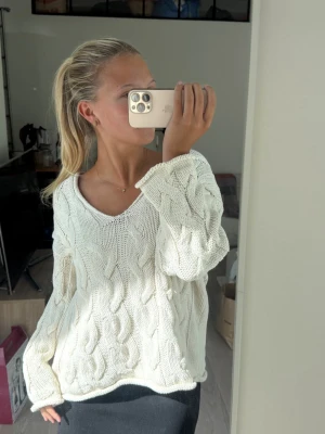 kabelstickad tröja  - Krämvit kabelstickad tröja från Zara med avslappnad passform. Sparsamt använd så i fint skick! Storlek S🤍