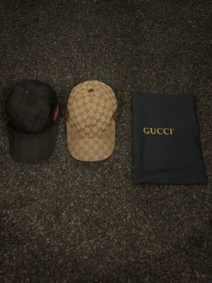 Gucci keps med GG-mönster - Båda för 2000 beiga 900 svarta 1100 efter som den beiga är använd men svarta knappt nått 