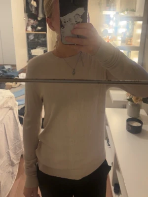 Beige basic tröja med rund hals - Lite mörkt på bilden men den är ljus beige💕