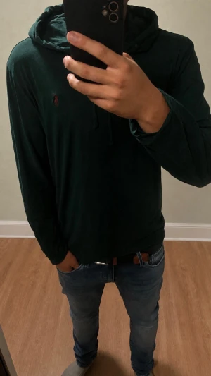 Ralph lauren hoodie polo - Fet mörkgrön Ralph lauren hoodie⭐️⭐️ perfekt för dig under höst/vinter. Snyggt broderad plagg. Äkta o allt. Inga defekter alls förutom lite avfärgning syns p bild. Storlek L men fungerar som M också. Model är 181 cm 73 kg