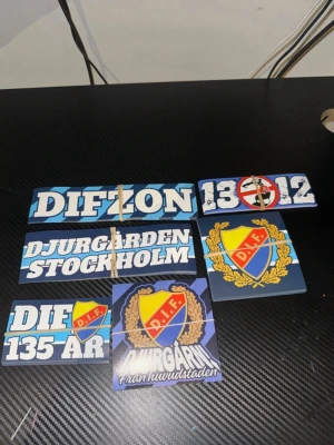 Djurgården stickers/klibbor 120 stycken  - 120 stycken 20 av varje ber om ursäkt om bild kvalitet inte är den bästa skriv om ni vill ha fler bilder 