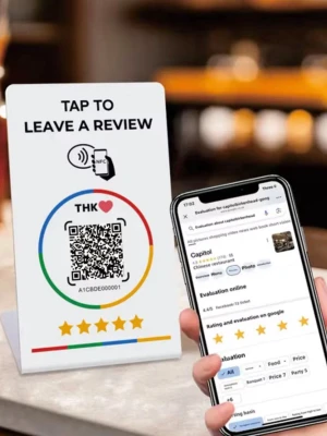 NFC och QR-kod recensionstavla - Smart recensionstavla i vit plast med NFC och QR-kod för att enkelt lämna omdömen via mobilen. Perfekt för företag som vill samla in kundrecensioner digitalt. Modern design med färgglada detaljer och tydliga instruktioner.
