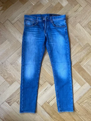 Armani Exchange jeans - Raka Armani Exchange jeans. W31. Kom privat för fler frågor!